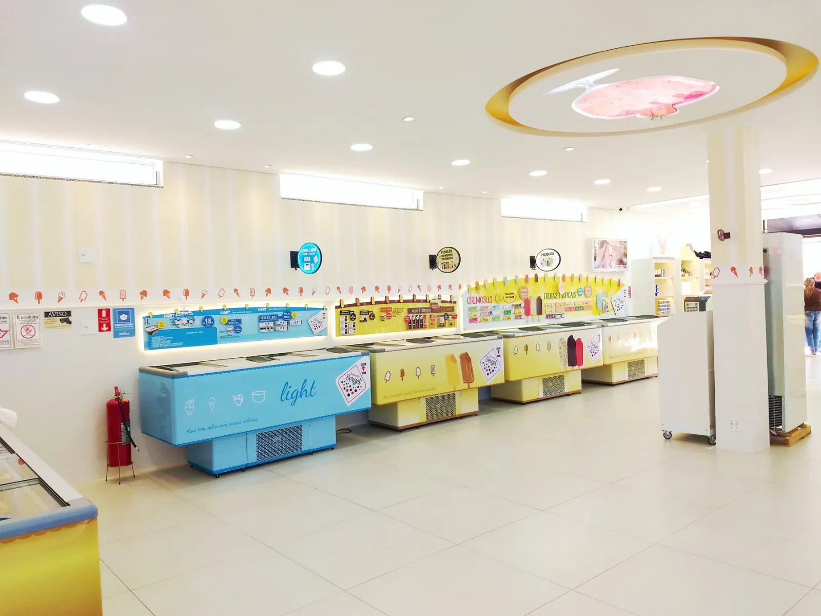 Loja Sergel com freezers azul e amarelo