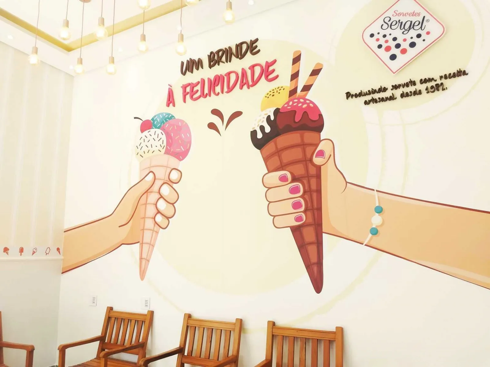 Mural de duas mãos brindando com casquinhas