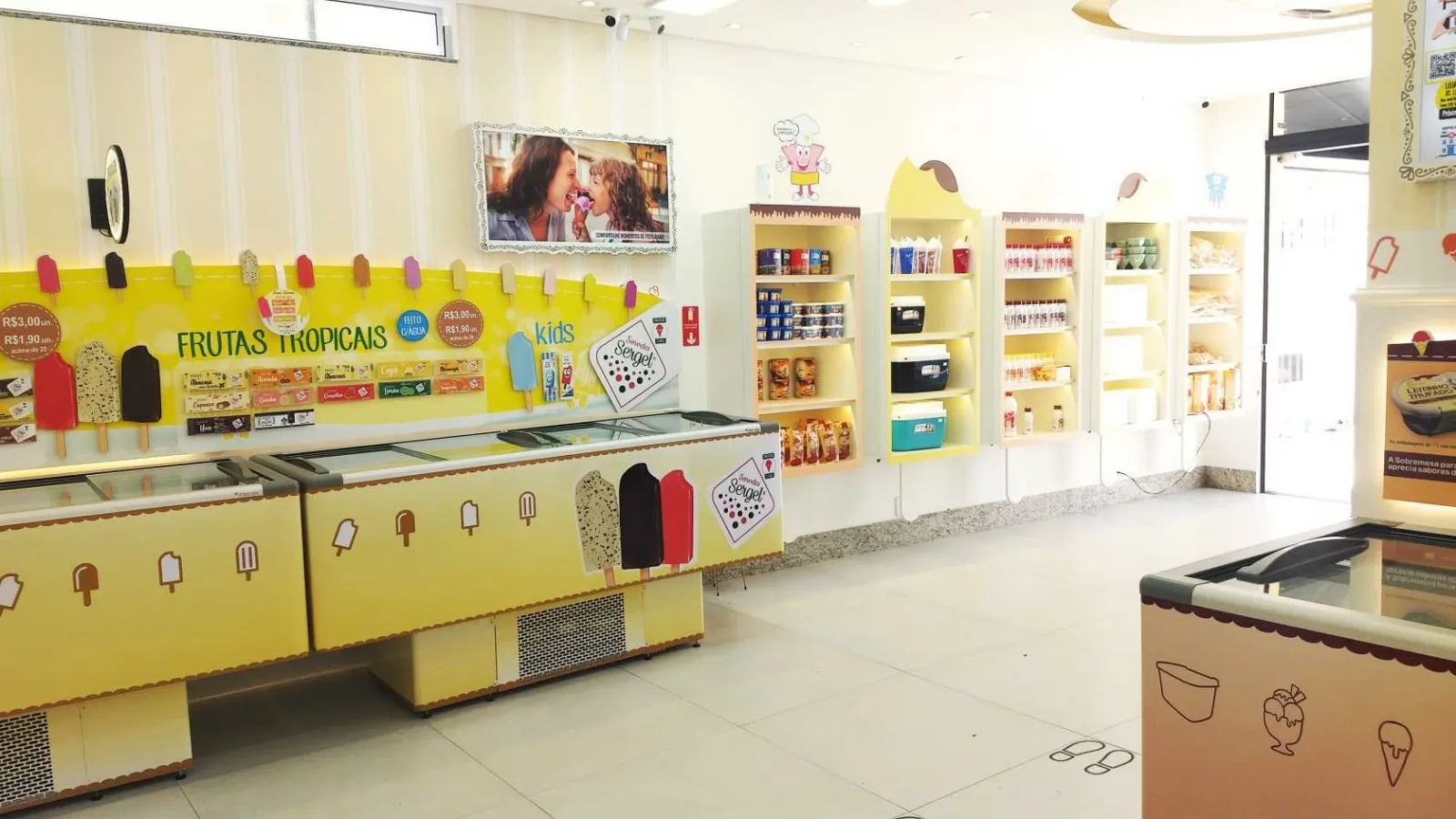 Freezers amarelos e prateleiras da loja