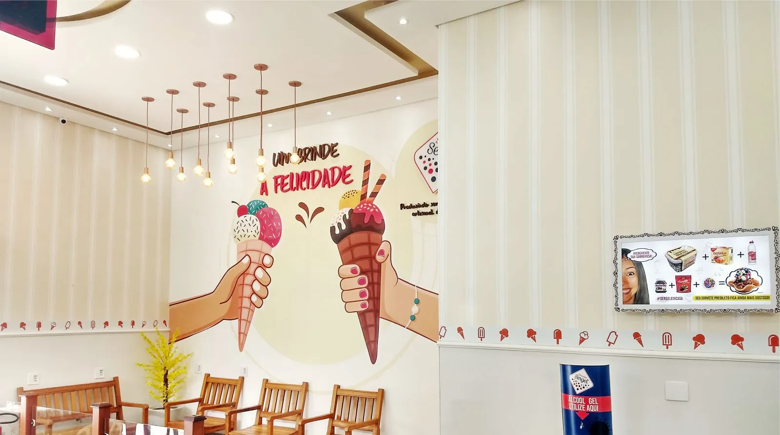 Salão da loja com mural de sorvetes