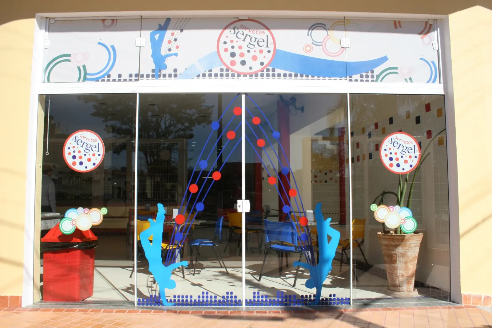 Entrada de uma loja Sergel com vidro decorado